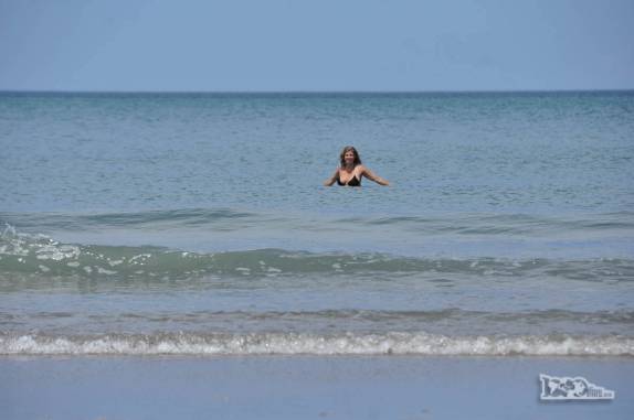 Banho de mar na praia de Las Grutas, na Argentina